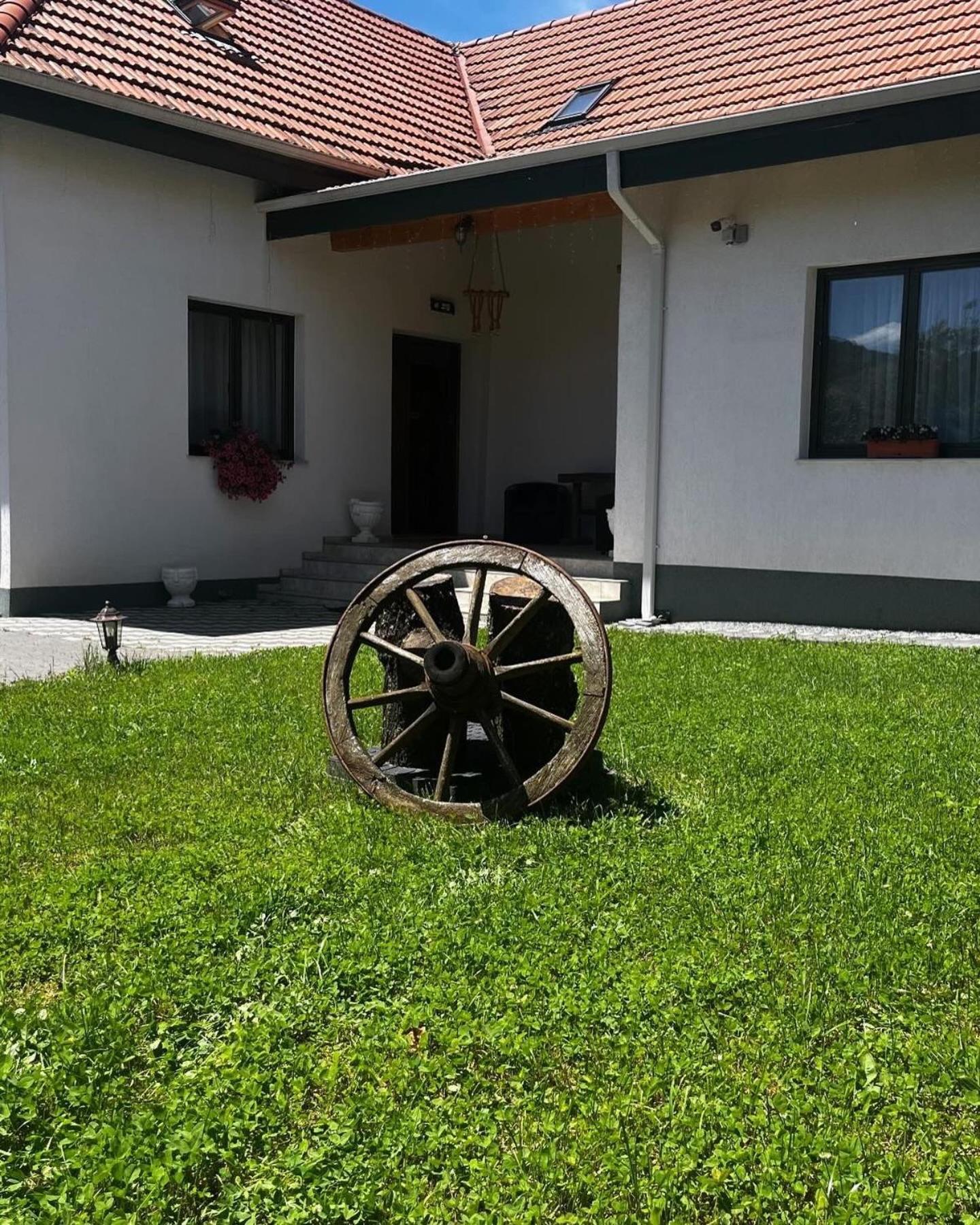Domeniul Bondarelului Hotel Ocolisu Mic Luaran gambar