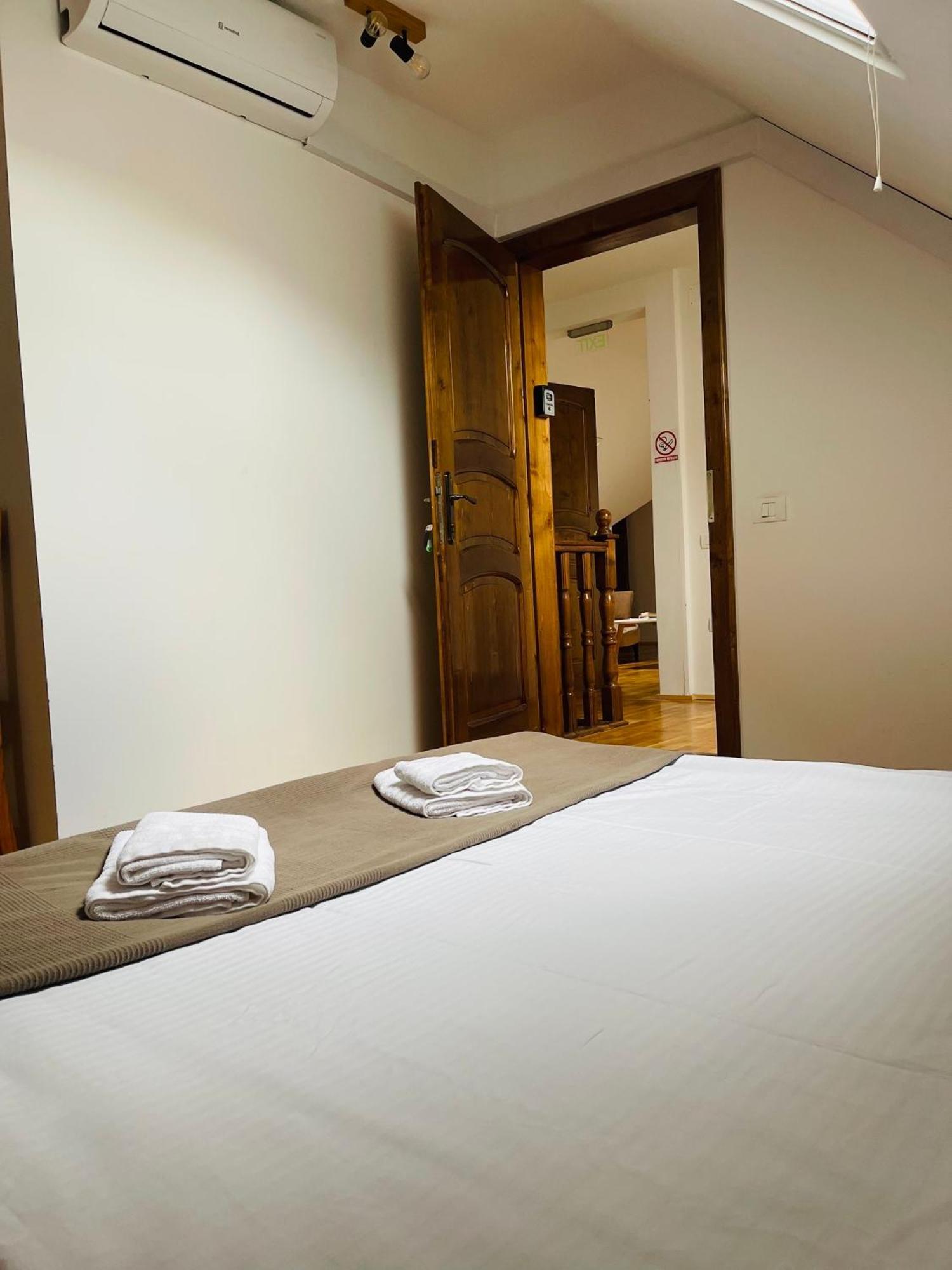 Domeniul Bondarelului Hotel Ocolisu Mic Luaran gambar